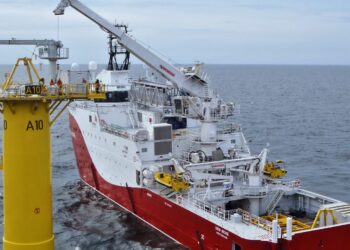 MacGregor secures crane order for MMA Offshore, MTB Events. Image shows 3-axis motion compensation subsea crane in action