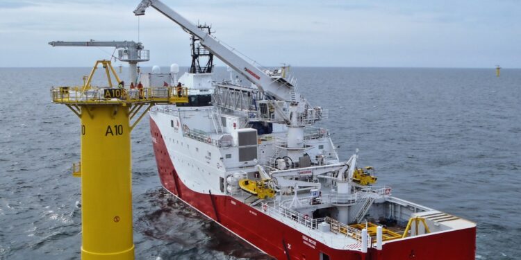 MacGregor secures crane order for MMA Offshore, MTB Events. Image shows 3-axis motion compensation subsea crane in action