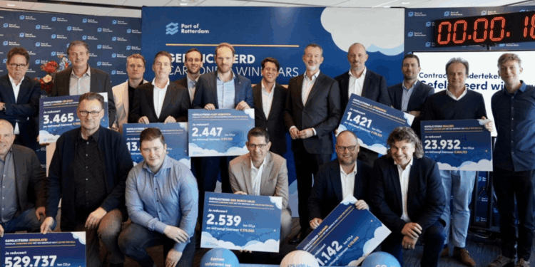 Image shows the carbonbid winners, a group of 18 people holding signs with numbers. Photo by Marc Nolte. Port of Rotterdam Authority Boosts Port Decarbonisation Efforts, MTB Events.